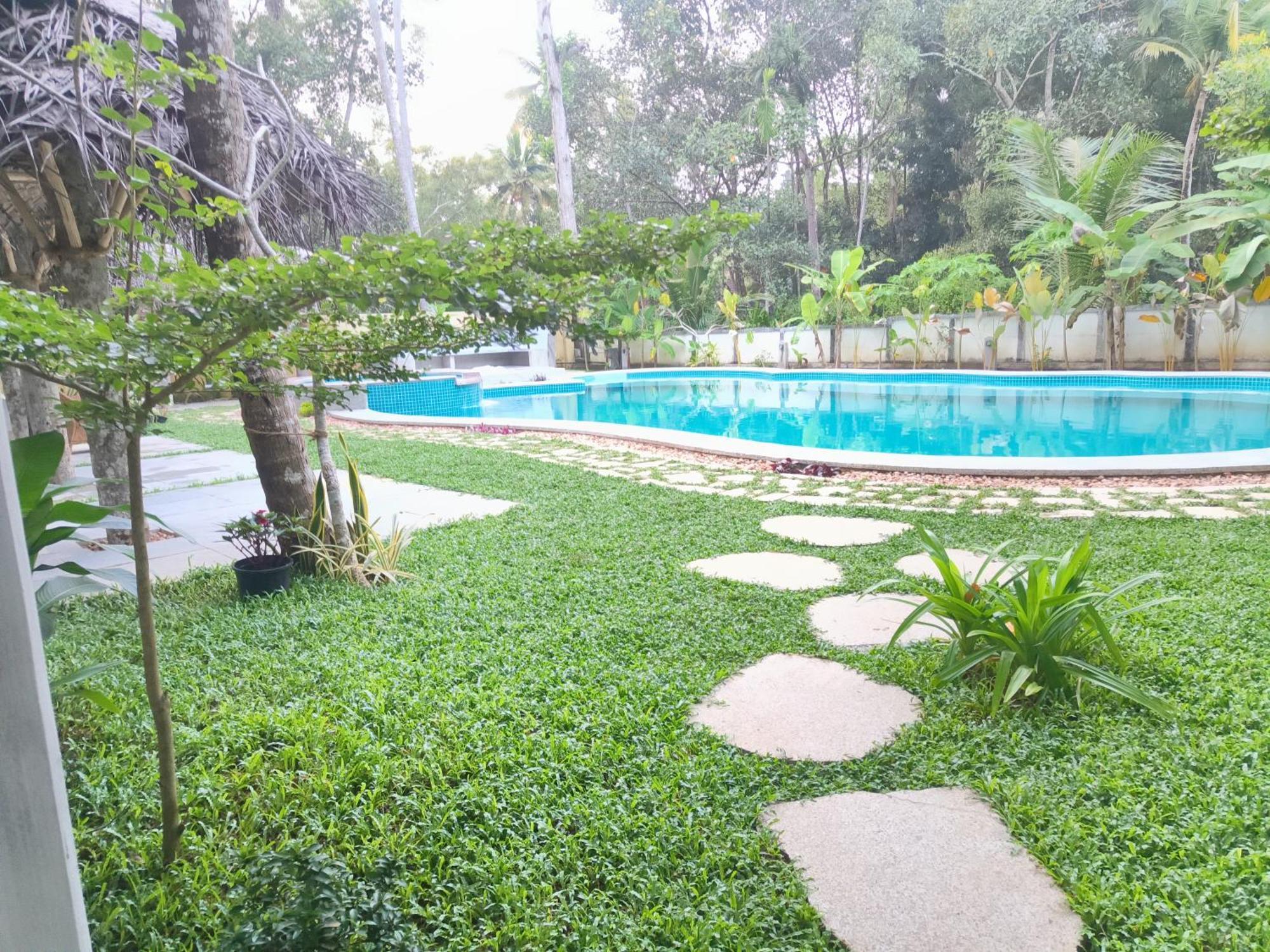 Marari Beach Bungalow Resort Alleppey Марарикулам Екстериор снимка